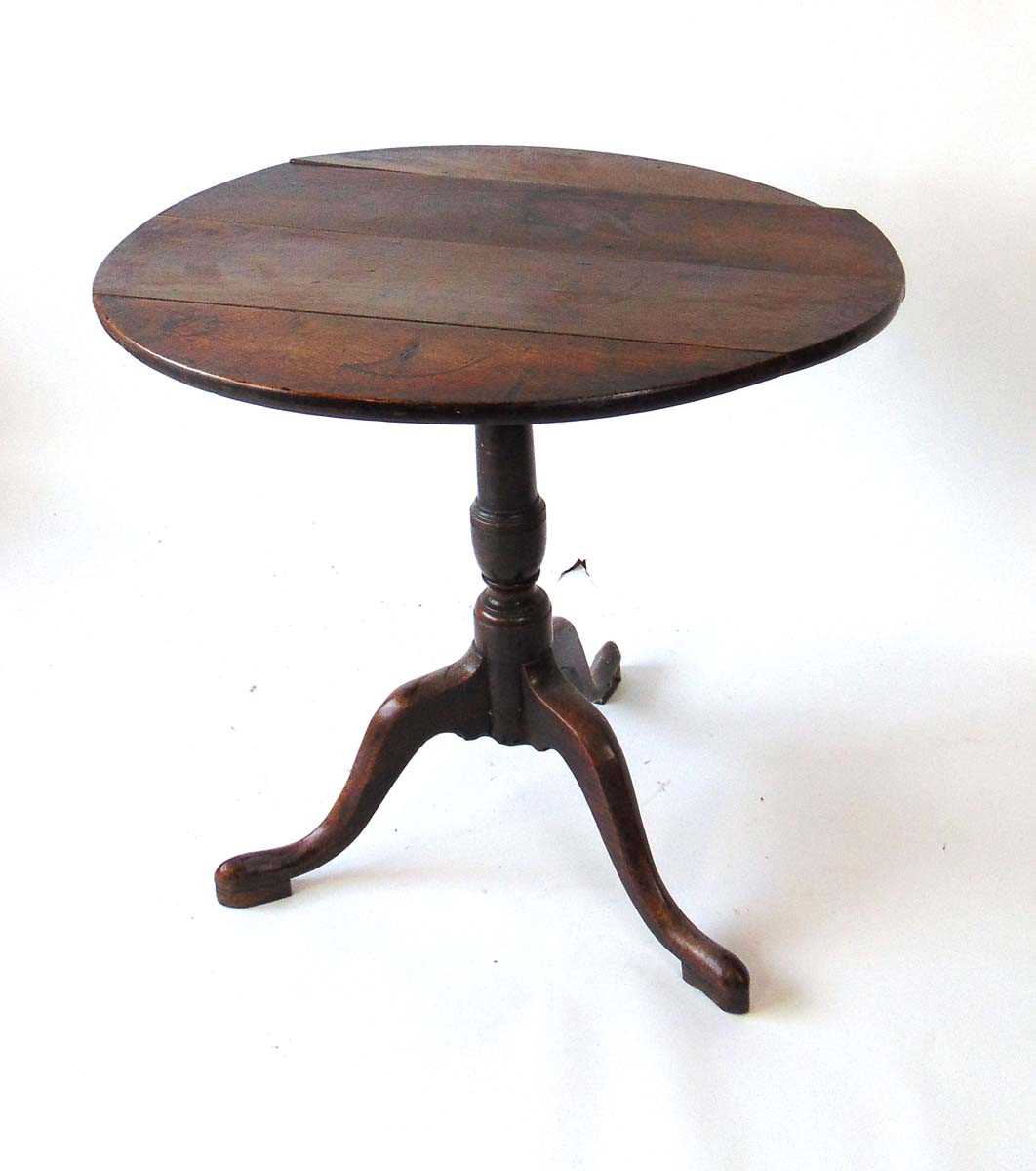 A George III oak tilt top occasional table, with turned support on three down swept legs, 73.5cm - Image 4 of 4