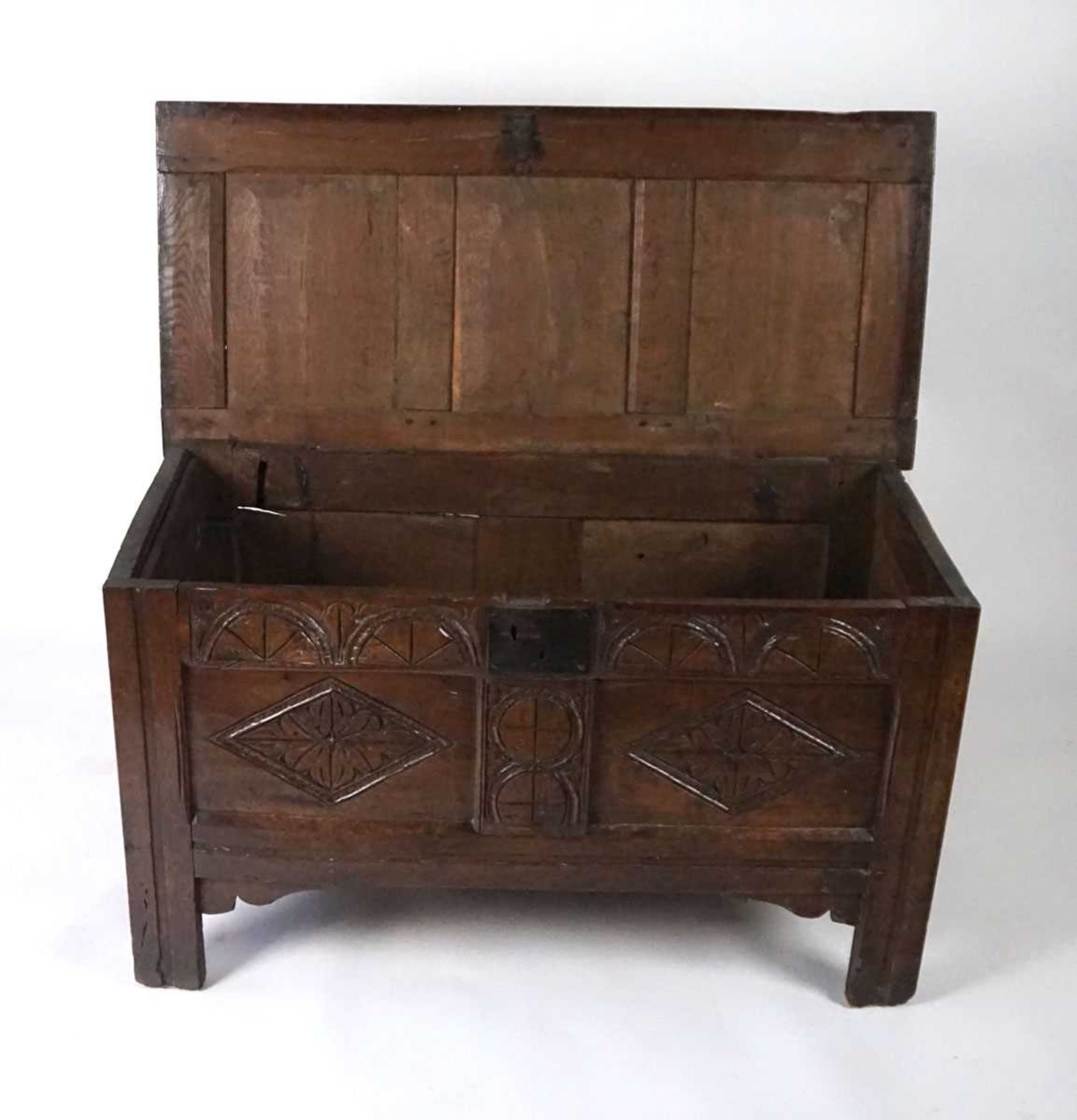 A late 17th/early 18th century oak coffer, the top with three recessed panels and split pin - Image 4 of 8