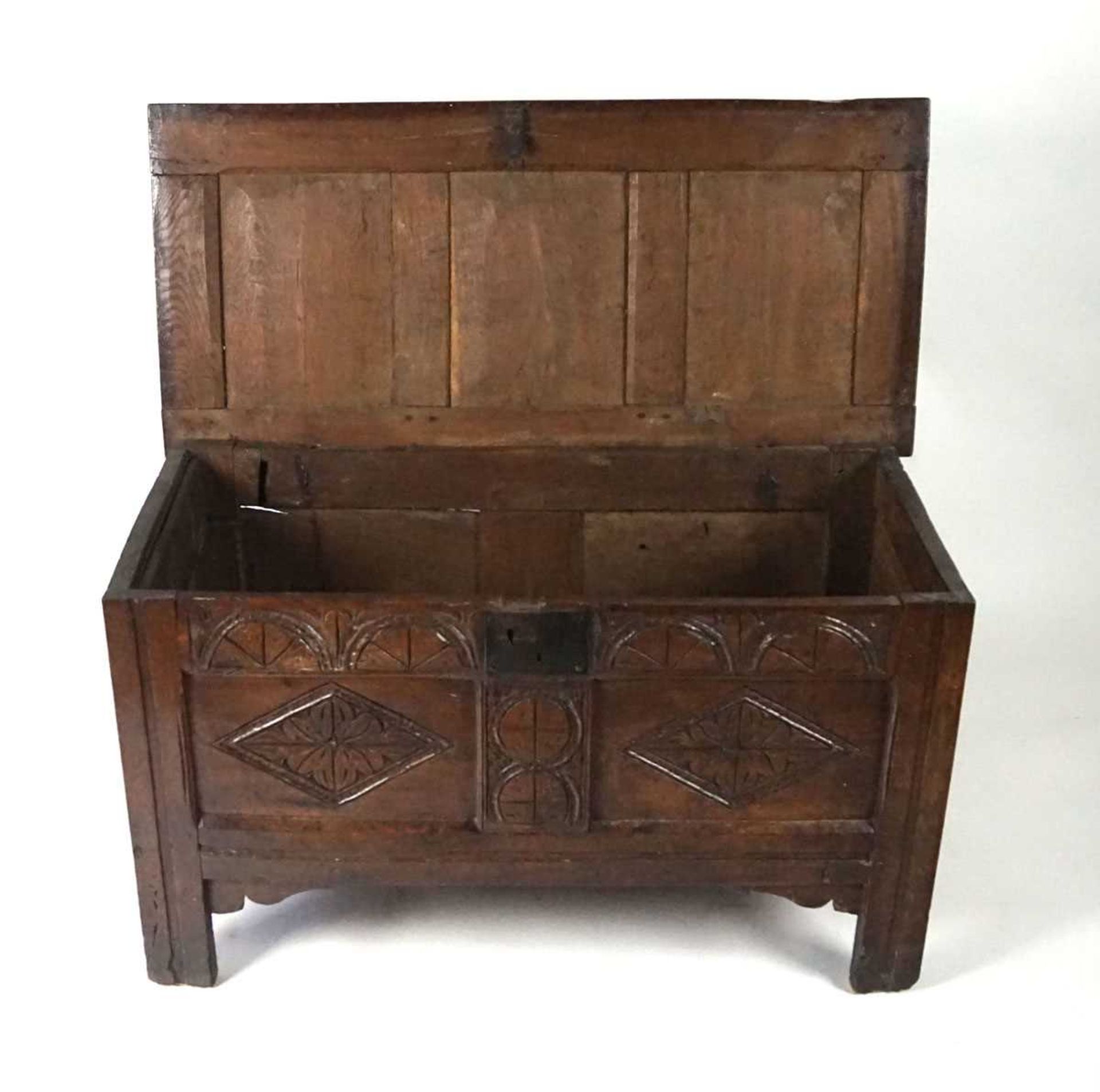 A late 17th/early 18th century oak coffer, the top with three recessed panels and split pin - Image 5 of 8