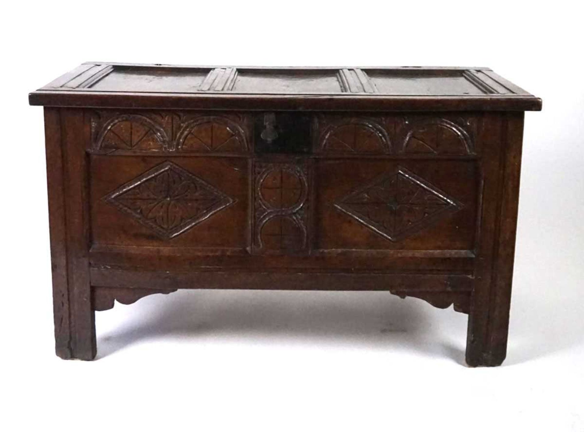 A late 17th/early 18th century oak coffer, the top with three recessed panels and split pin - Image 3 of 8