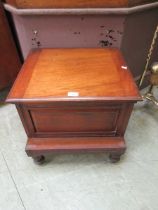 An Edwardian mahogany fitted commode