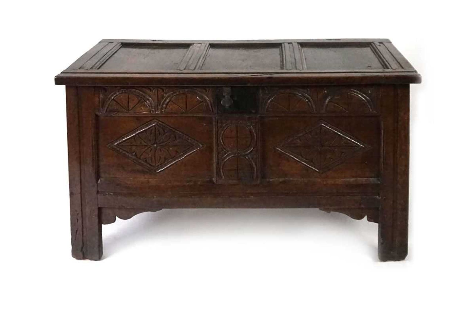 A late 17th/early 18th century oak coffer, the top with three recessed panels and split pin - Image 2 of 8