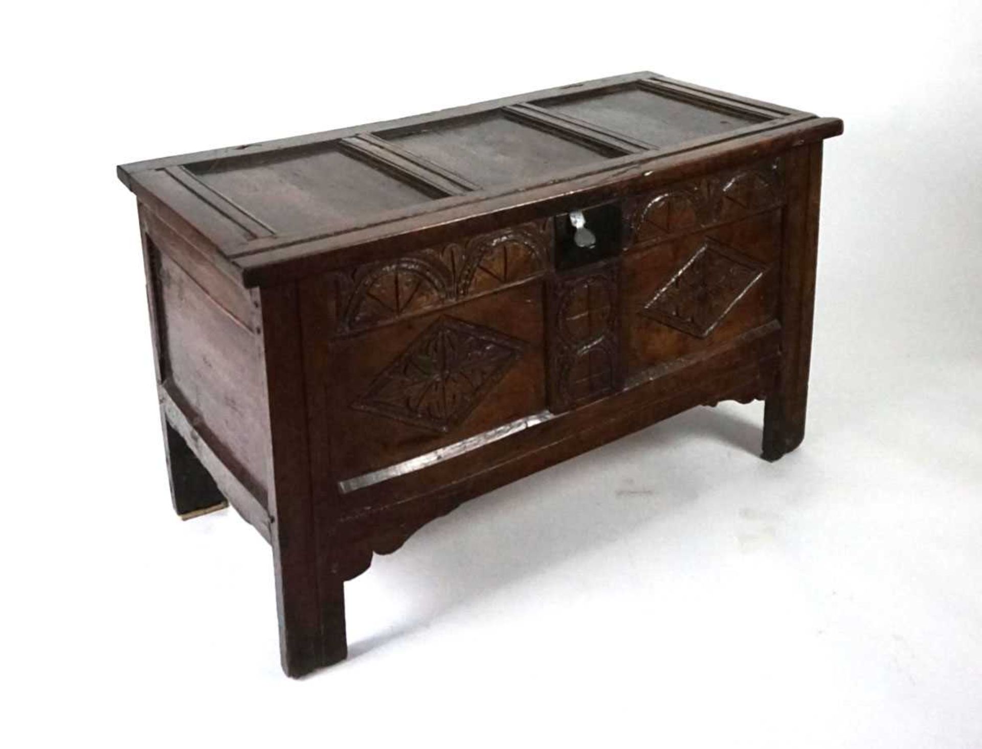 A late 17th/early 18th century oak coffer, the top with three recessed panels and split pin - Image 7 of 8
