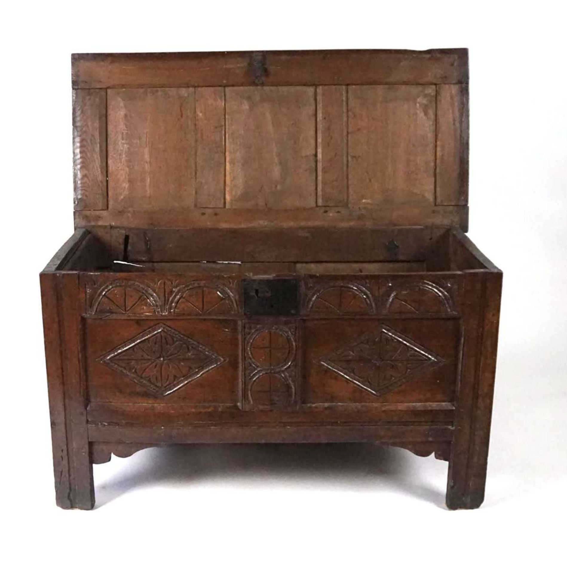 A late 17th/early 18th century oak coffer, the top with three recessed panels and split pin - Image 6 of 8