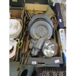 A tray of assorted metalware to include brass, copper, pewter, etc