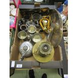 A tray of assorted metalware to include tankards, light fitting, oil lamp, etc