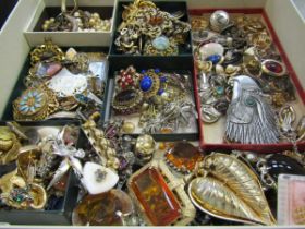 A quantity of costume jewellery to include brooches, earrings, etc