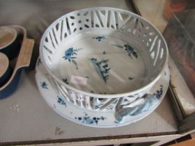 An early 20th century Cantagalli twin handled bowl with pierced galleried edge, depicting building