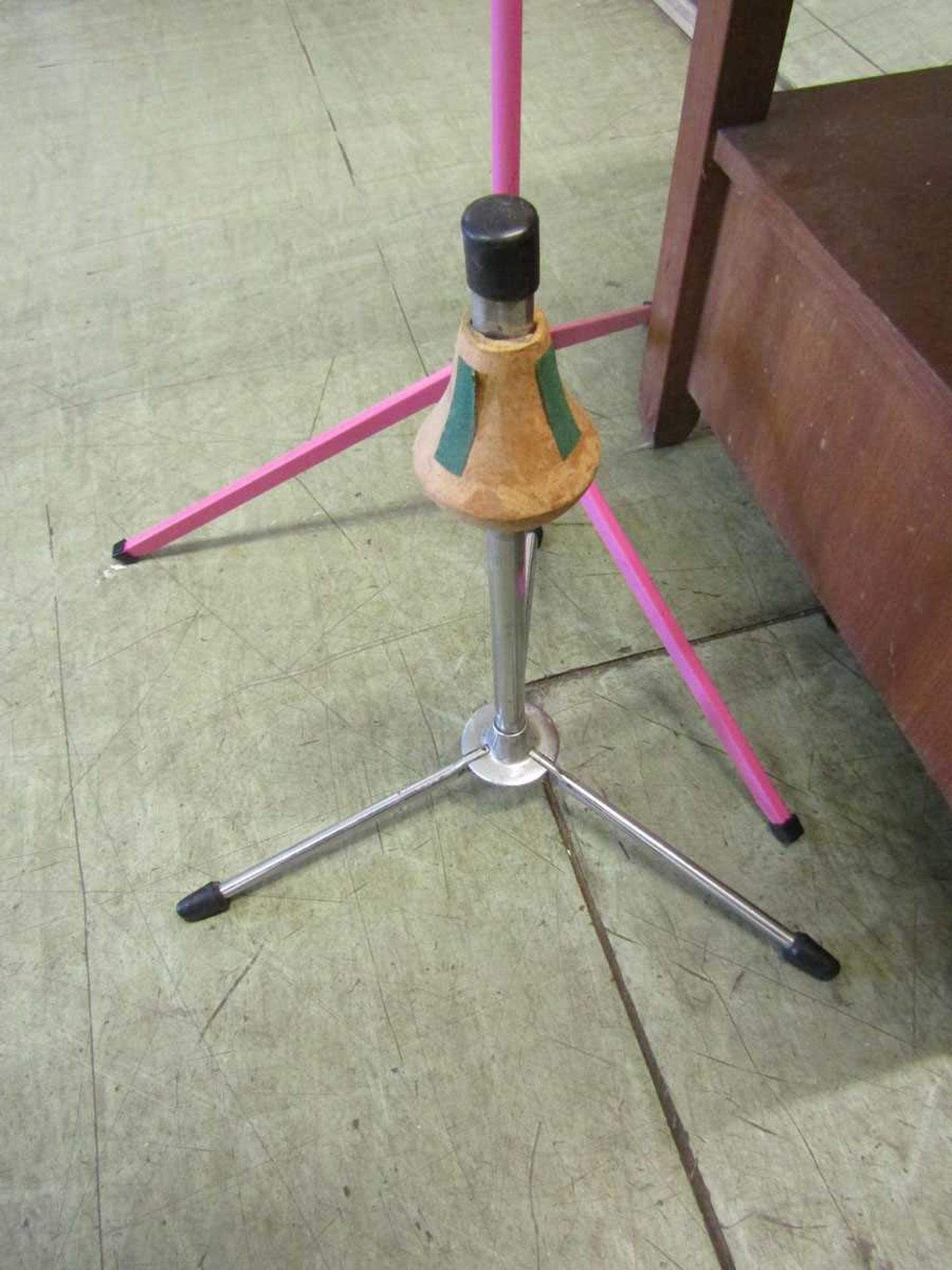 A pink music stand along with a trumpet stand - Image 2 of 2