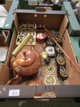 A tray containing a selection of metalware to include copper kettle, horse brasses, coaching horn,