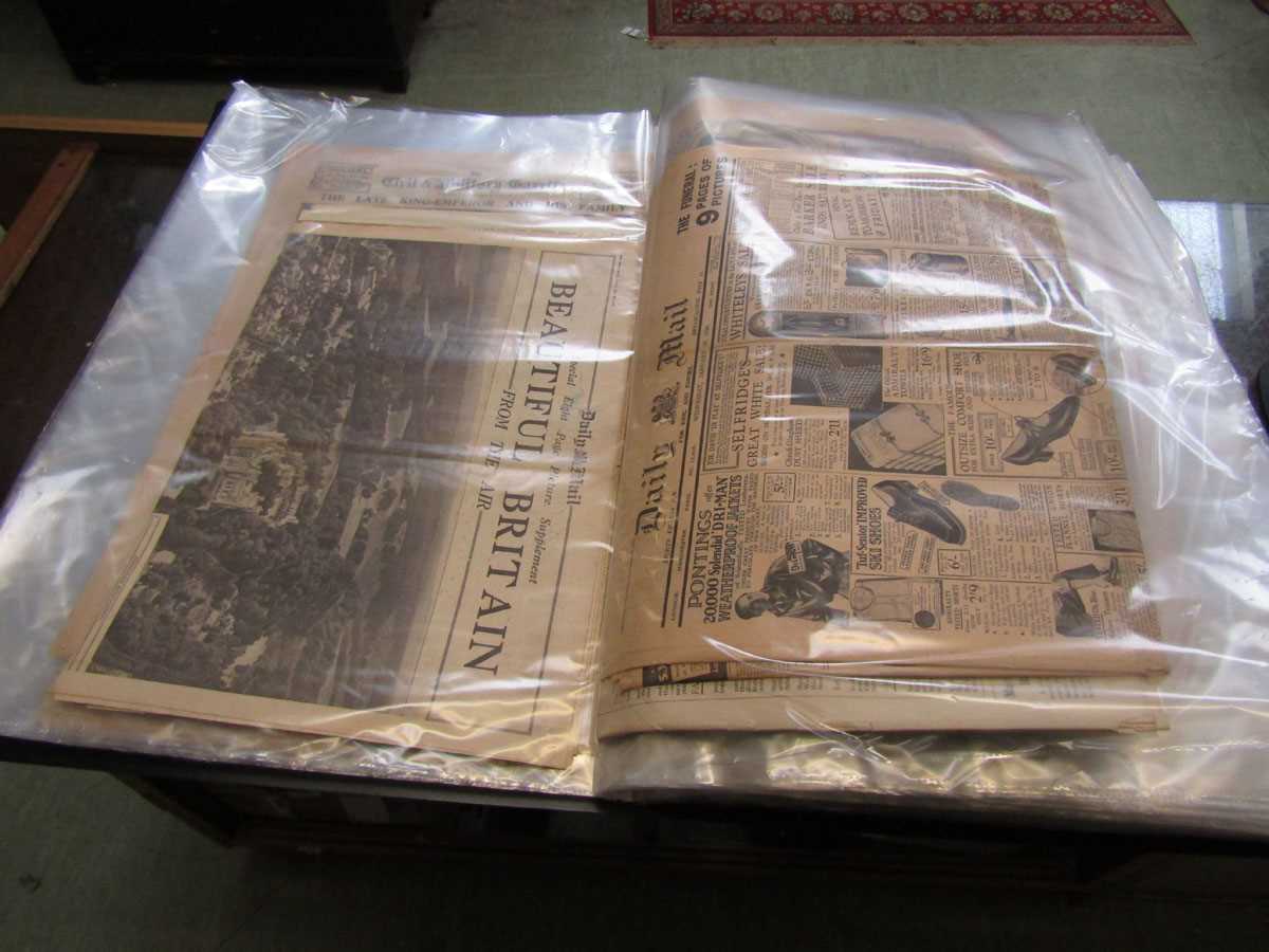 A folio containing a selection of Royal related newspapers to include 1910 funeral, 1935 silver - Image 2 of 4