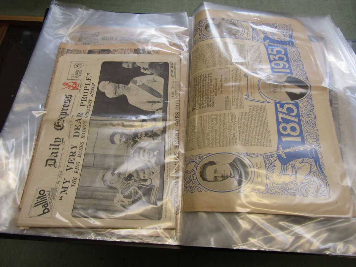 A folio containing a selection of Royal related newspapers to include 1910 funeral, 1935 silver - Image 3 of 4