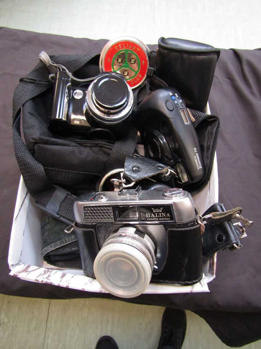 A small box of cameras, etc, to include Hilina camera
