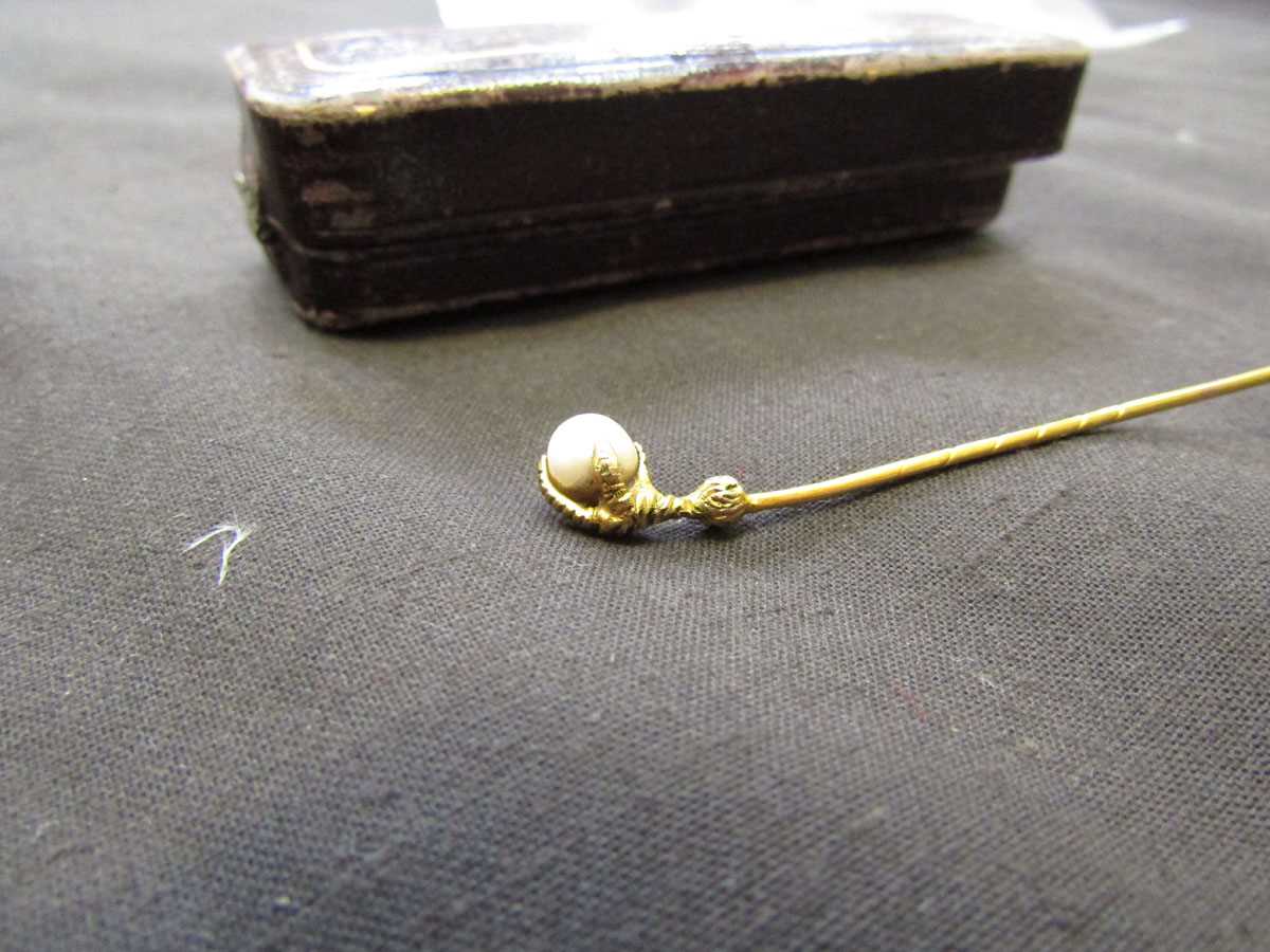 A yellow metal tie pin having a small pearl held in with claw - Image 2 of 2