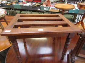 A Victorian mahogany luggage stand