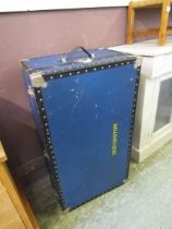 A banded blue fibre travelling trunk