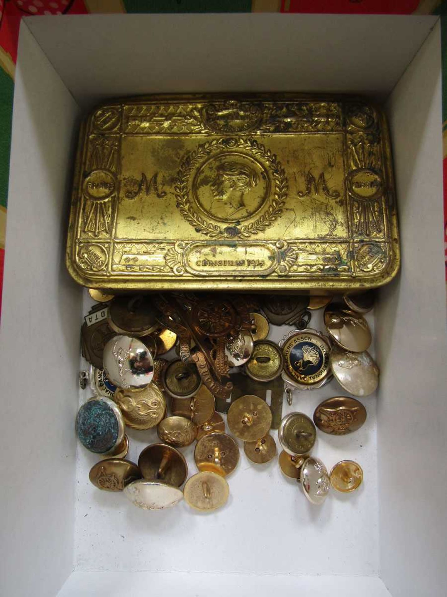 A quantity of military badges and a WWI Christmas tin