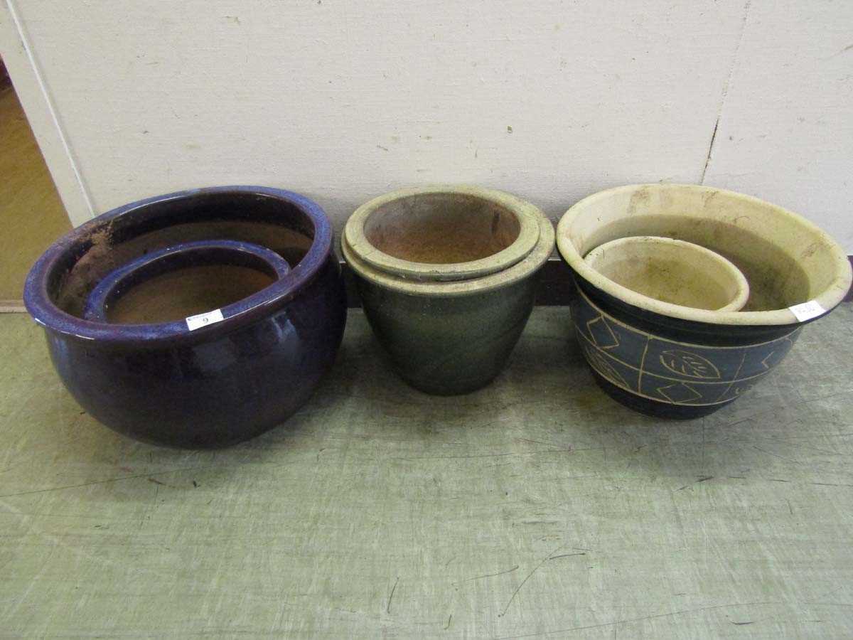 Three graduating pairs of glazed garden pots