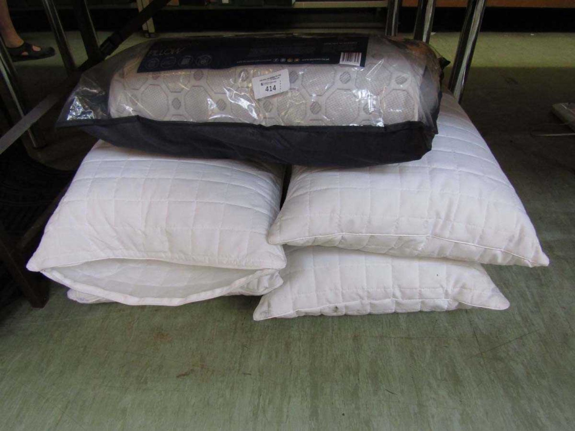 +VAT A packaged Dormio 'Octasense' pillow along with four other unboxed pillows