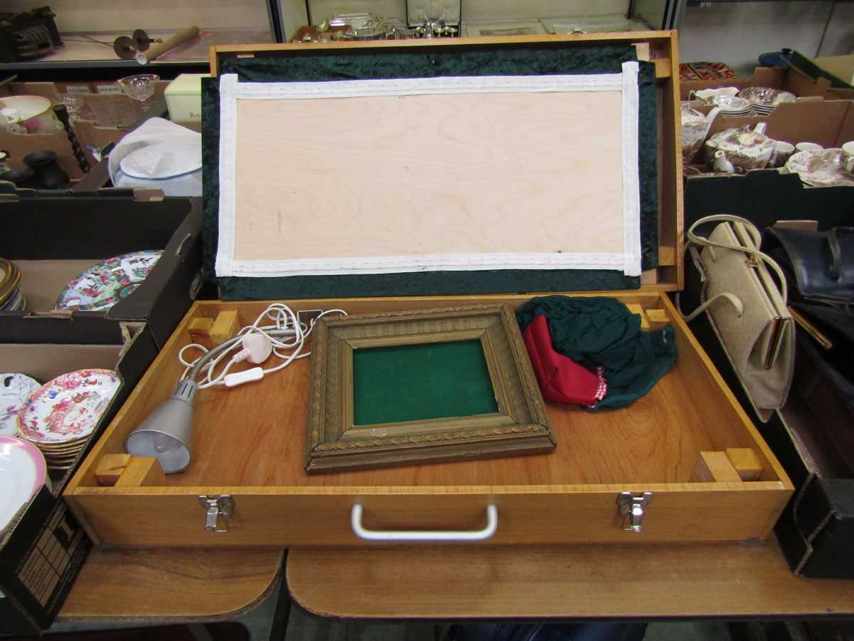 A travelling display case containing light unit, liner, etc