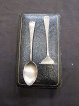 A silver hallmarked spoon and food pusher in case