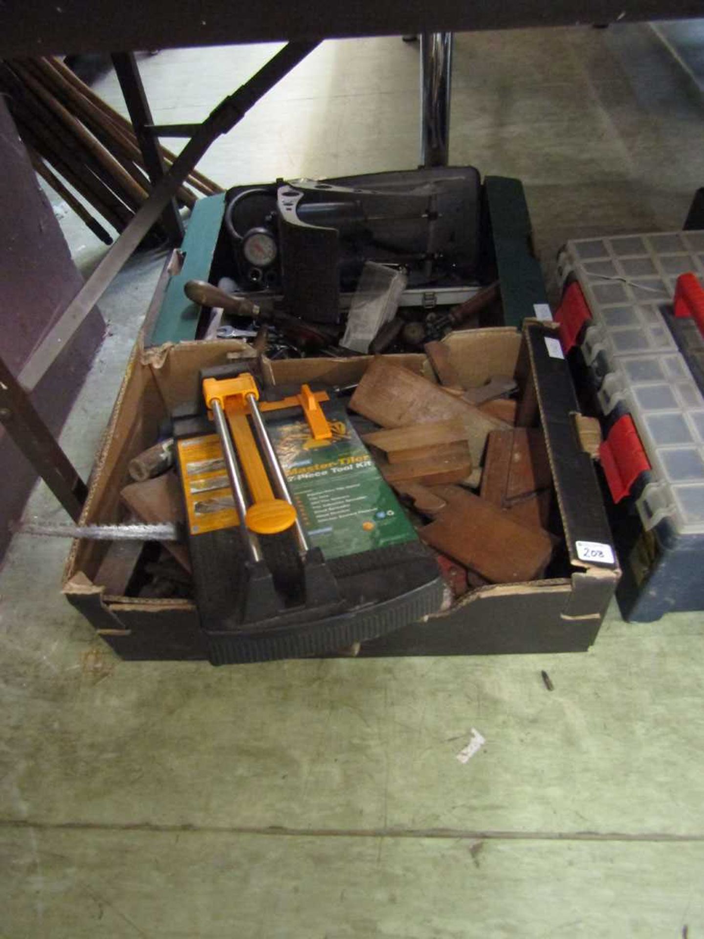 A large selection of four boxes and a toolbox containing hand tools to include moulding planes, - Image 2 of 3