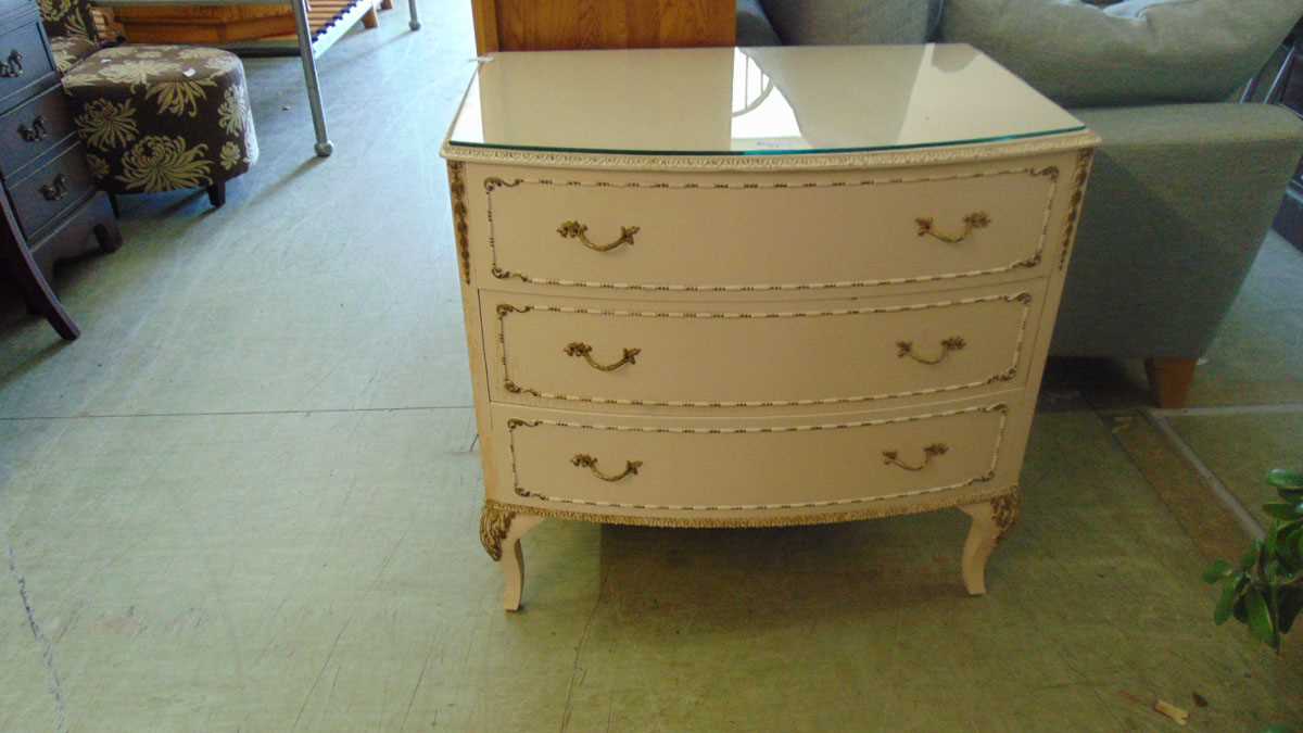 A mid-20th century Queen Anne style bow fronted cream and gilt decorated chest of three drawers