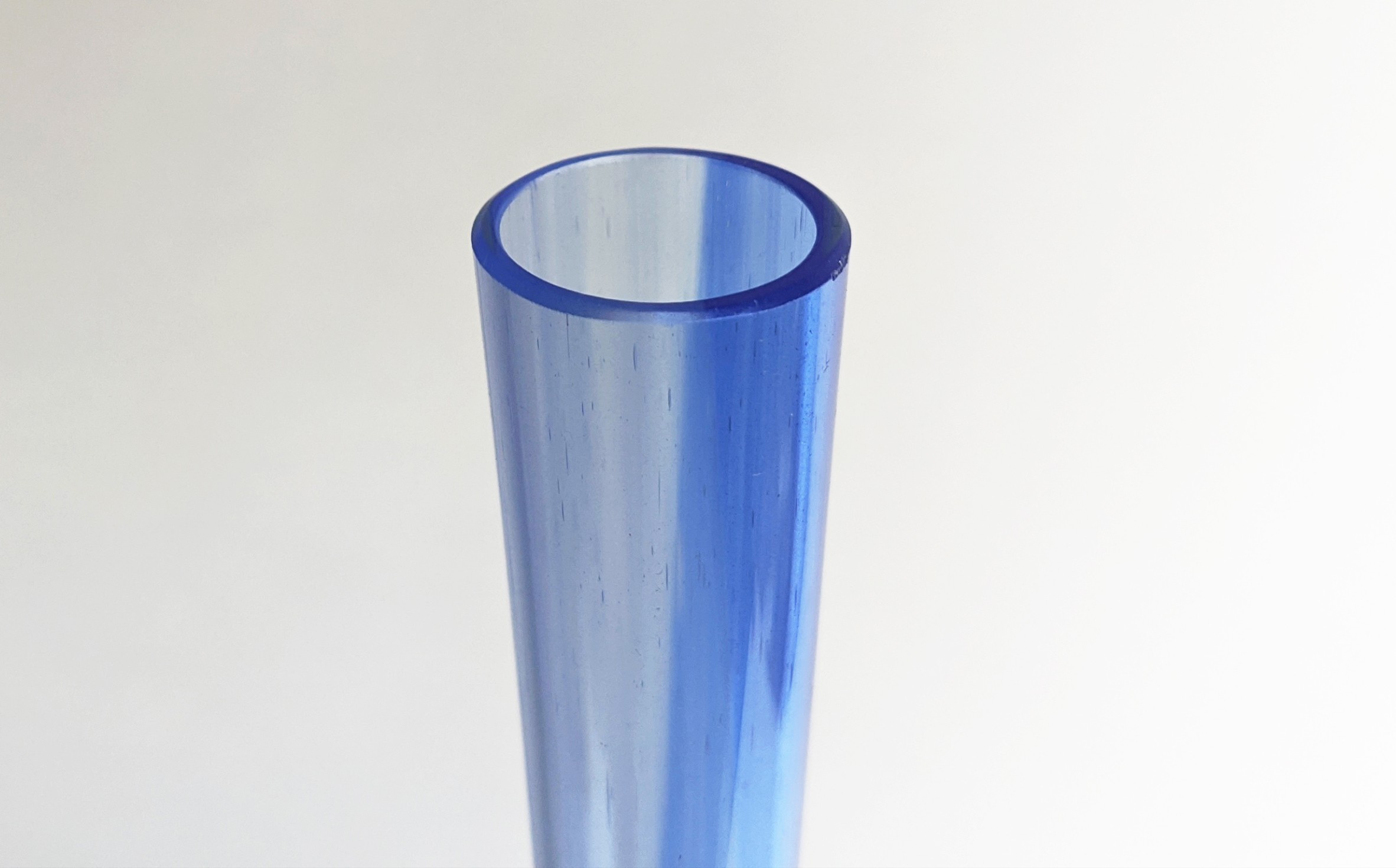 A MURANO TALL BLUE GLASS VASE, of baluster form with an elongated neck, with varying shades of - Image 3 of 5