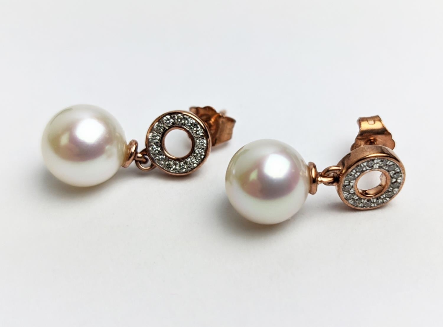 A PAIR OF 9CT GOLD CULTURED PEARL AND DIAMOND DROP EARRINGS, the pearls of 8mm diameter, complete - Bild 4 aus 5