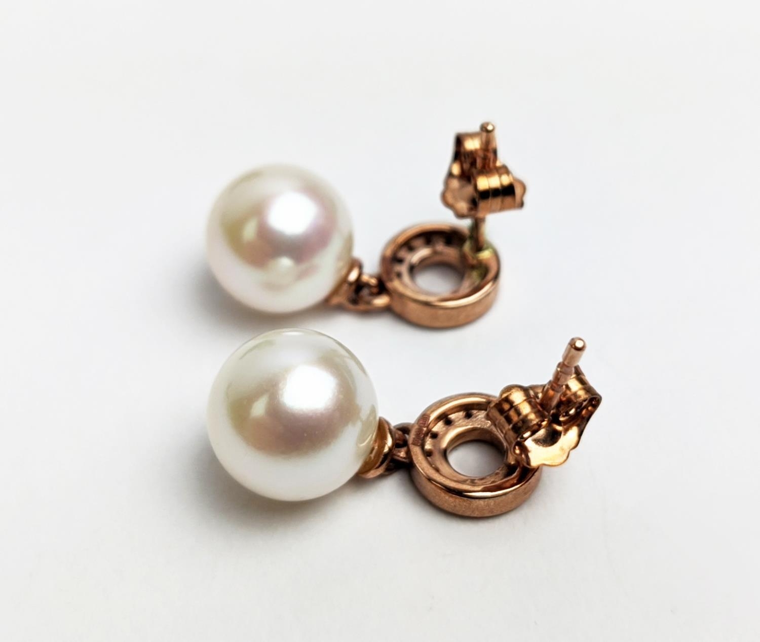A PAIR OF 9CT GOLD CULTURED PEARL AND DIAMOND DROP EARRINGS, the pearls of 8mm diameter, complete - Bild 5 aus 5