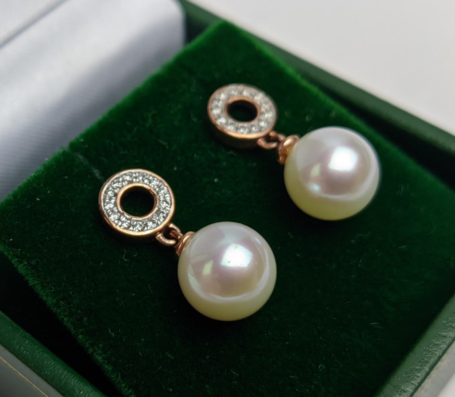 A PAIR OF 9CT GOLD CULTURED PEARL AND DIAMOND DROP EARRINGS, the pearls of 8mm diameter, complete - Bild 3 aus 5
