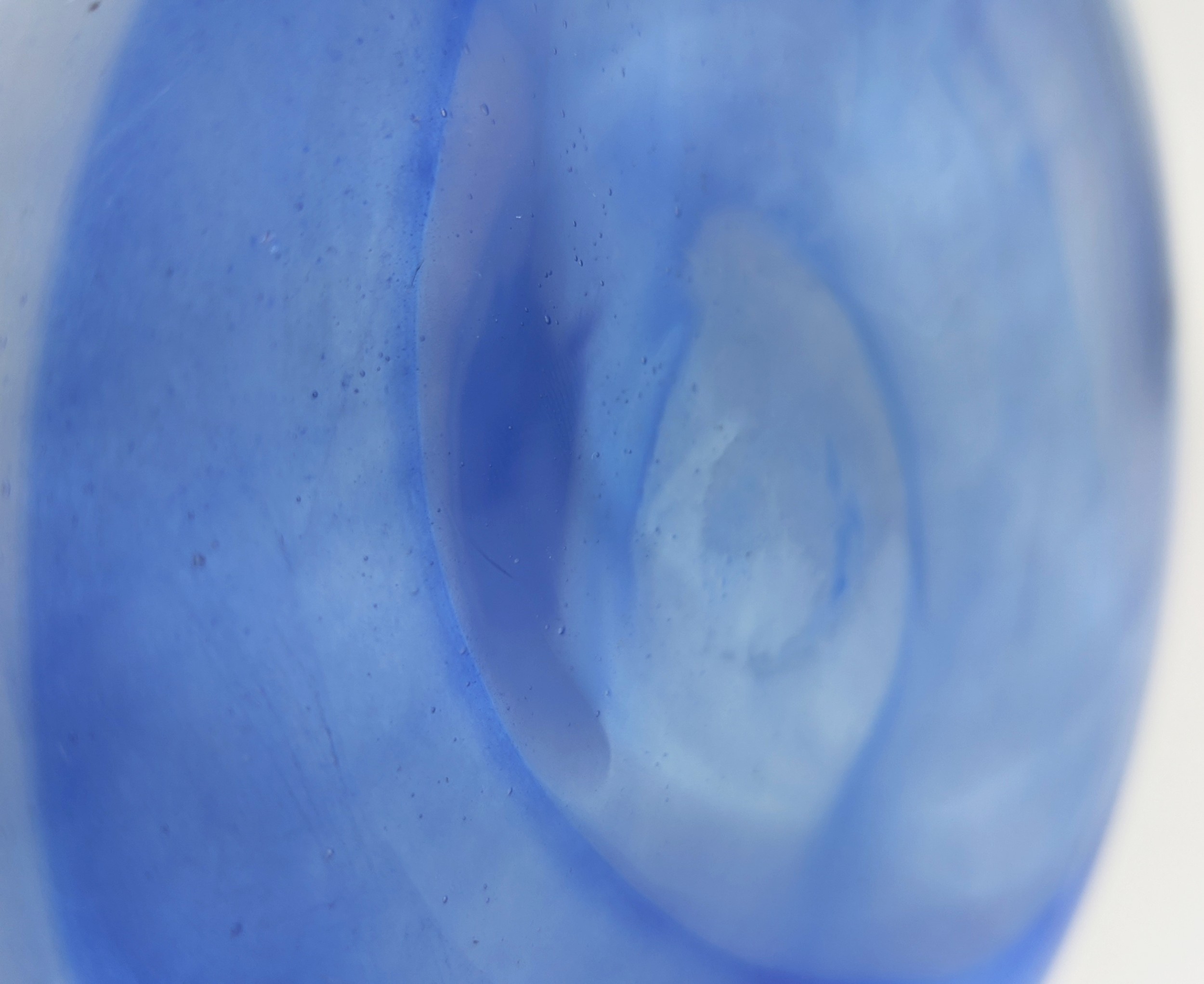 A MURANO TALL BLUE GLASS VASE, of baluster form with an elongated neck, with varying shades of - Image 5 of 5