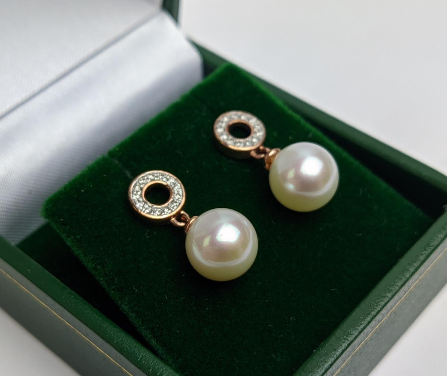A PAIR OF 9CT GOLD CULTURED PEARL AND DIAMOND DROP EARRINGS, the pearls of 8mm diameter, complete - Bild 2 aus 5