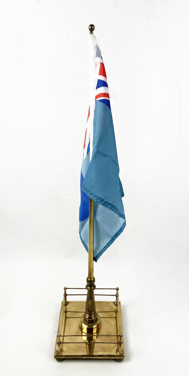 FLAG POLE CENTRE PIECE, brass, 87cm H. - Image 3 of 4