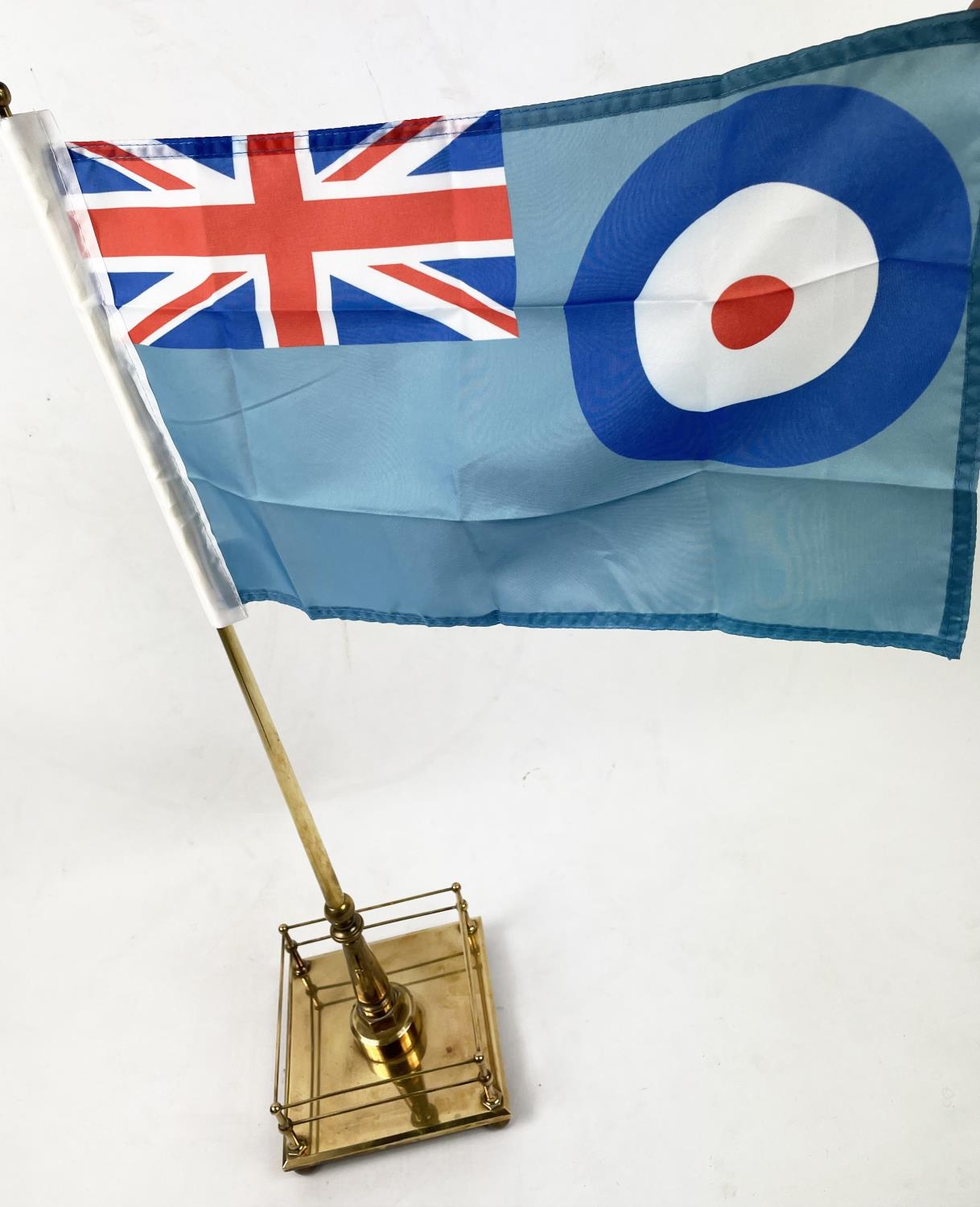 FLAG POLE CENTRE PIECE, brass, 87cm H. - Image 2 of 4