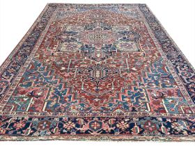 ANTIQUE PERSIAN HERIZ CARPET, 345cm x 245cm.