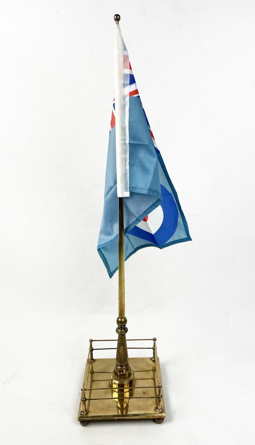 FLAG POLE CENTRE PIECE, brass, 87cm H. - Image 4 of 4