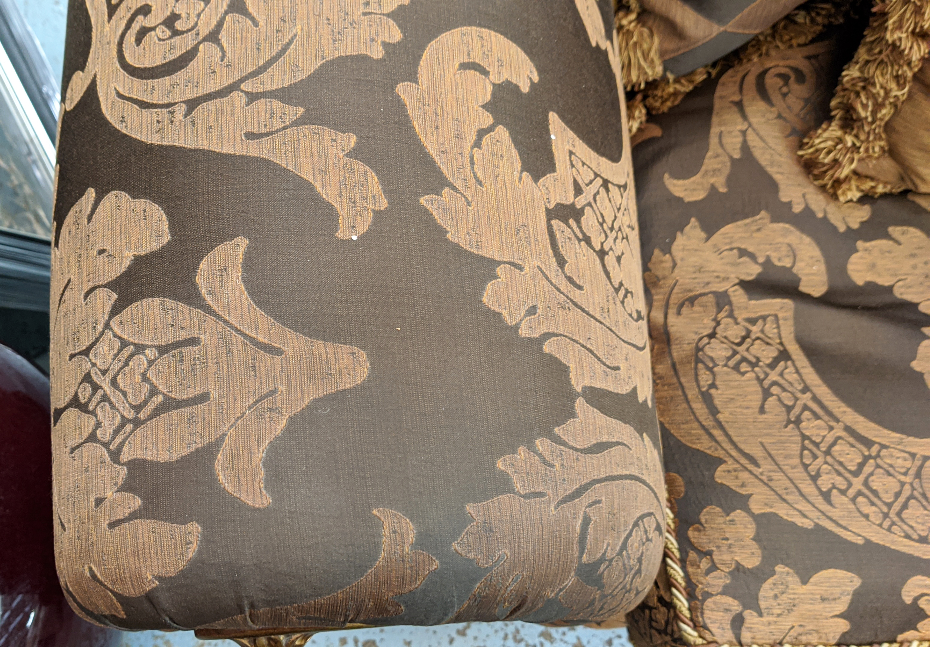 SOFA, 103cm x 91cm H x 210cm, in a Damask fabric with carved showframe and gilt detail. - Image 4 of 7