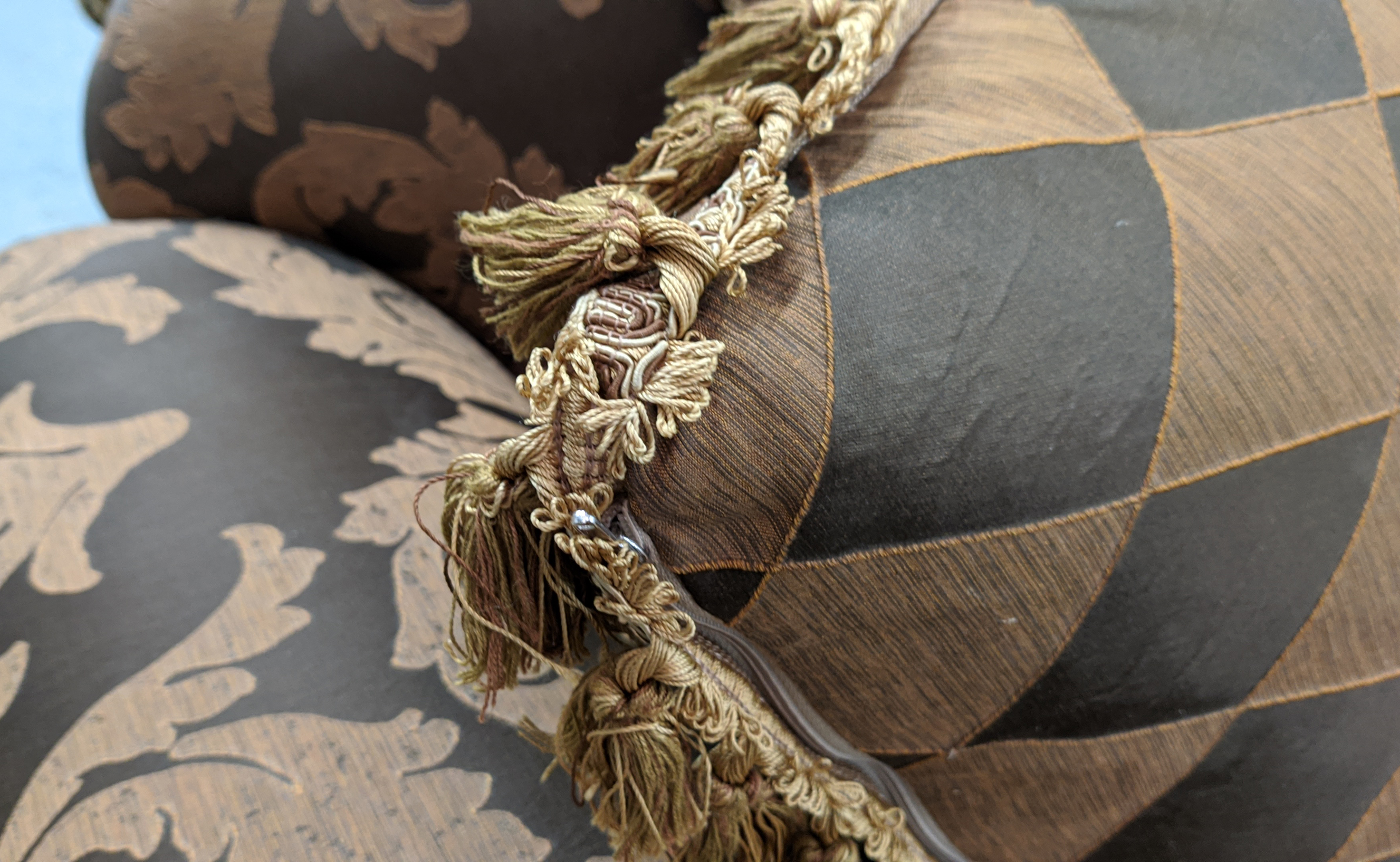 SOFA, 103cm x 91cm H x 210cm, in a Damask fabric with carved showframe and gilt detail. - Image 5 of 7