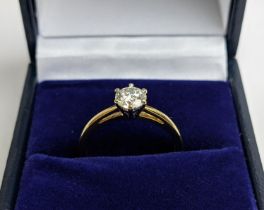 AN 18CT GOLD DIAMOND SOLITAIRE RING, the claw set round brilliant cut stone of approximate diamond