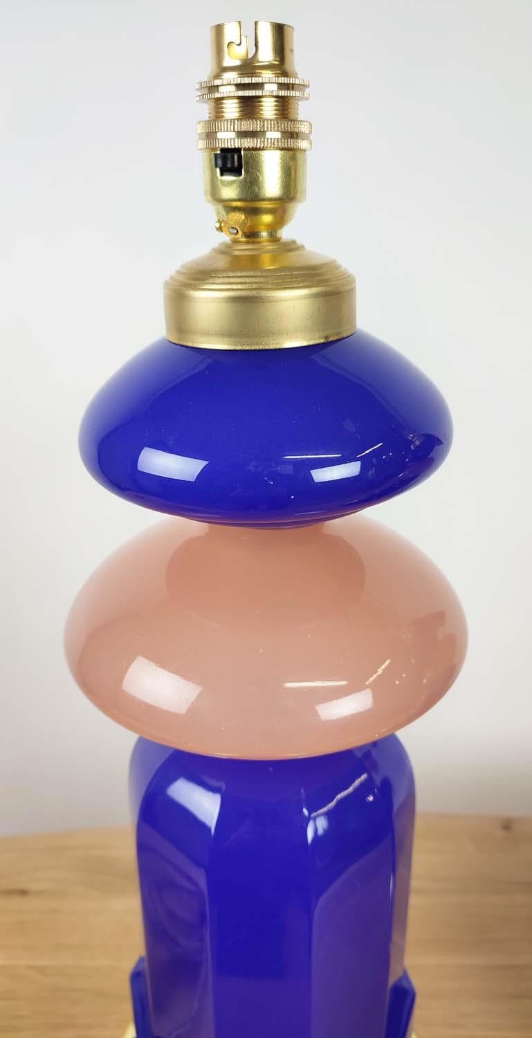 CENEDESE MURANO GLASS TABLE LAMPS, a pair, cobalt blue and rose pink opaline glass, on brass - Image 4 of 8