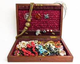 A COLLECTION OF ASSORTED VINTAGE AND ANTIQUE JEWELLERY, includes: diamond tiara, glass bead