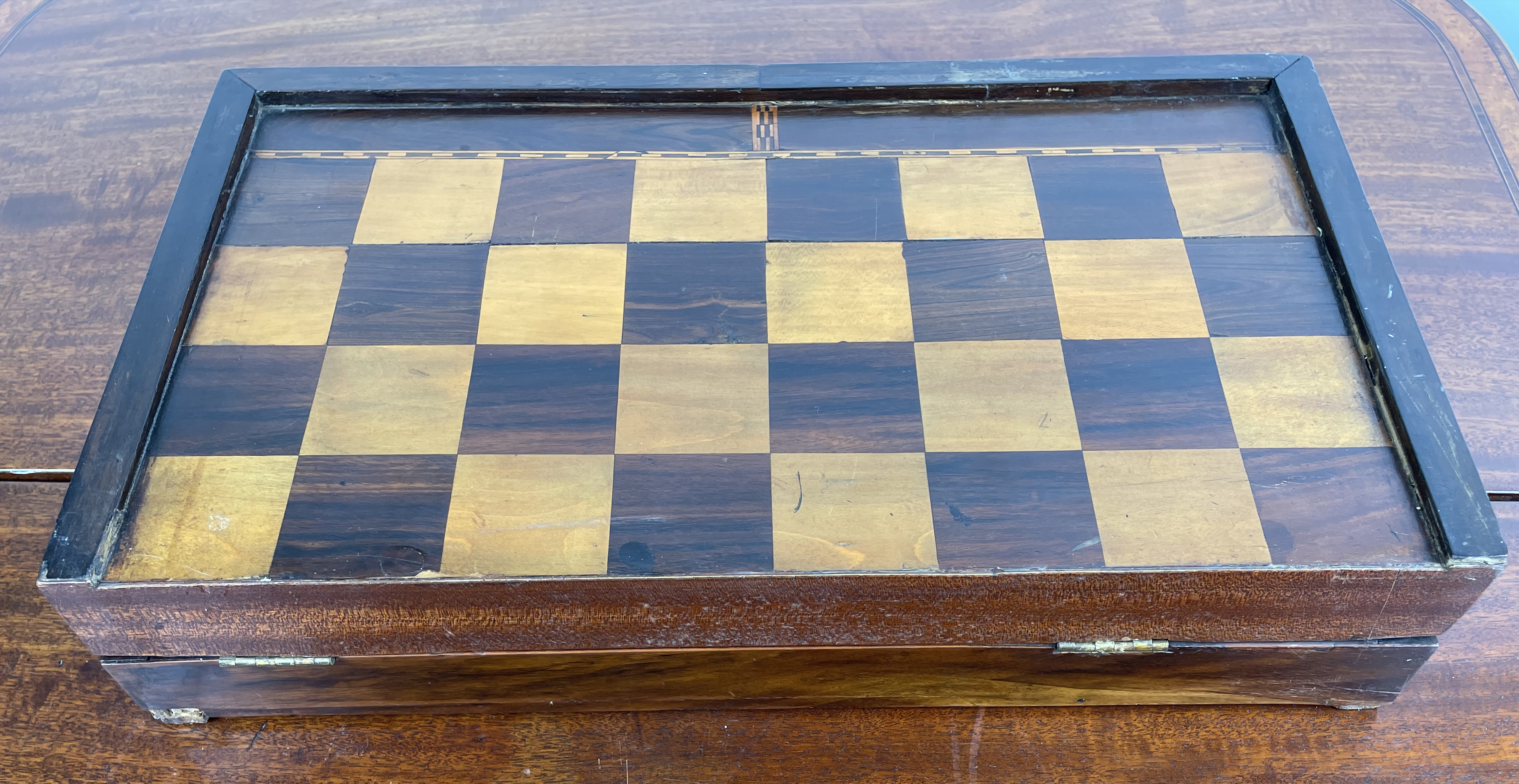 FOLDING CHESSBOARD AND BACKGAMMON BOX, rosewood and satinwood with marquetry inlay having - Image 9 of 32