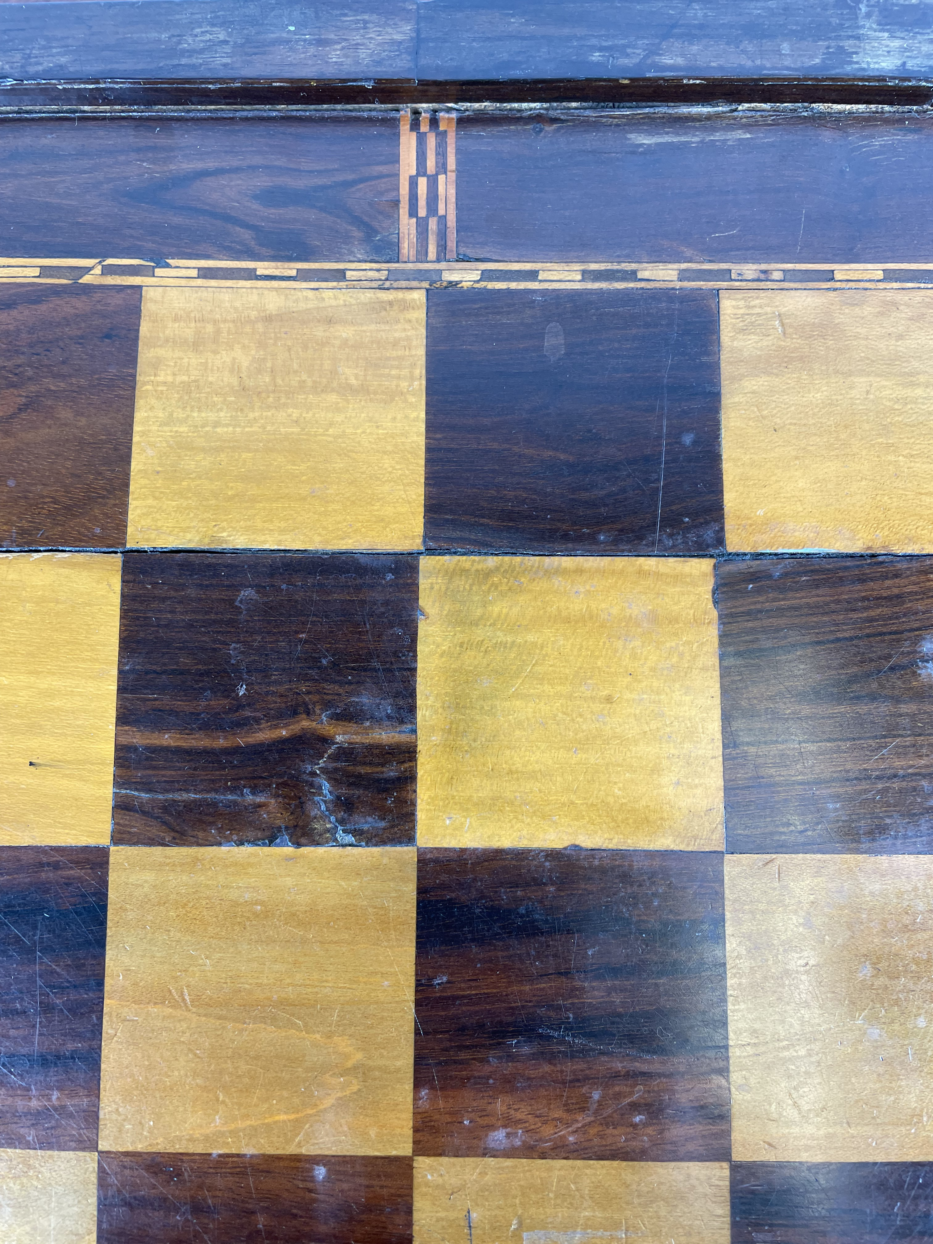 FOLDING CHESSBOARD AND BACKGAMMON BOX, rosewood and satinwood with marquetry inlay having - Image 6 of 32