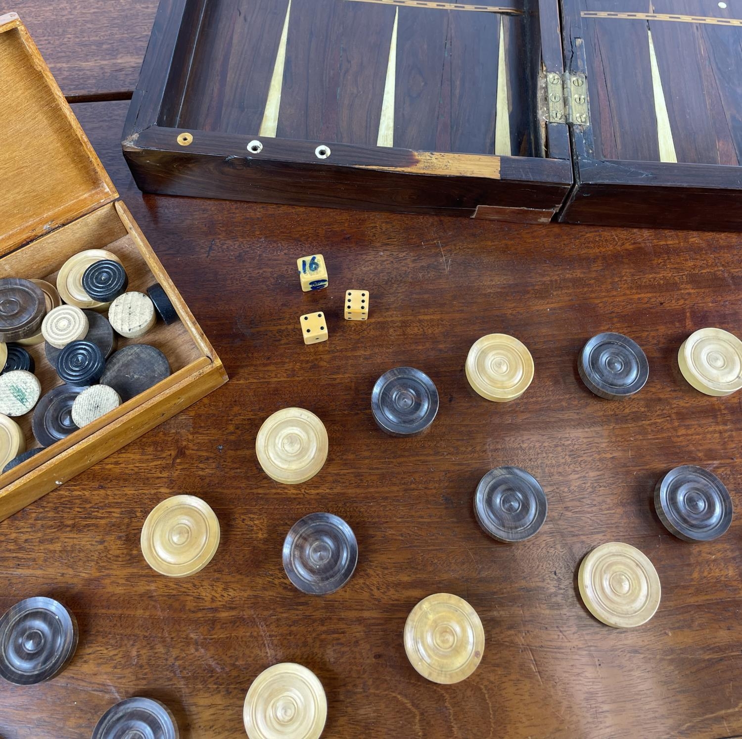 FOLDING CHESSBOARD AND BACKGAMMON BOX, rosewood and satinwood with marquetry inlay having - Image 26 of 32