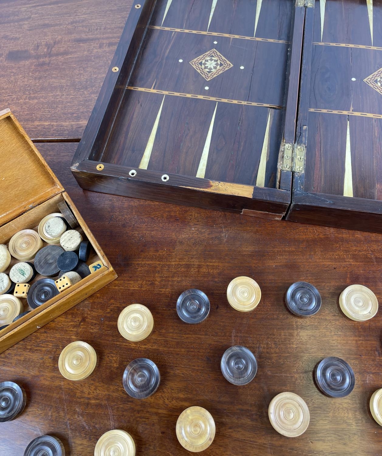 FOLDING CHESSBOARD AND BACKGAMMON BOX, rosewood and satinwood with marquetry inlay having - Image 29 of 32