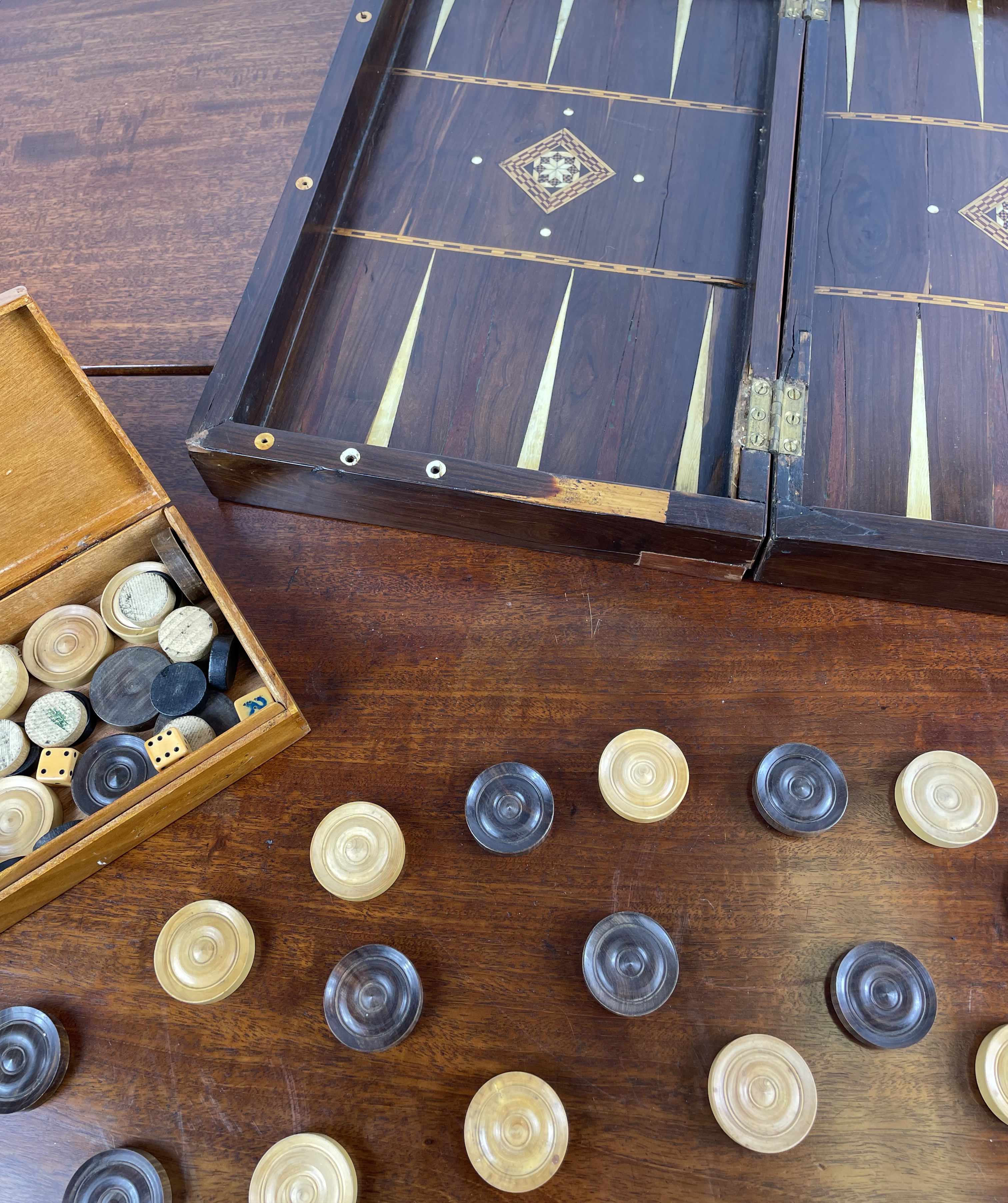 FOLDING CHESSBOARD AND BACKGAMMON BOX, rosewood and satinwood with marquetry inlay having - Image 32 of 32