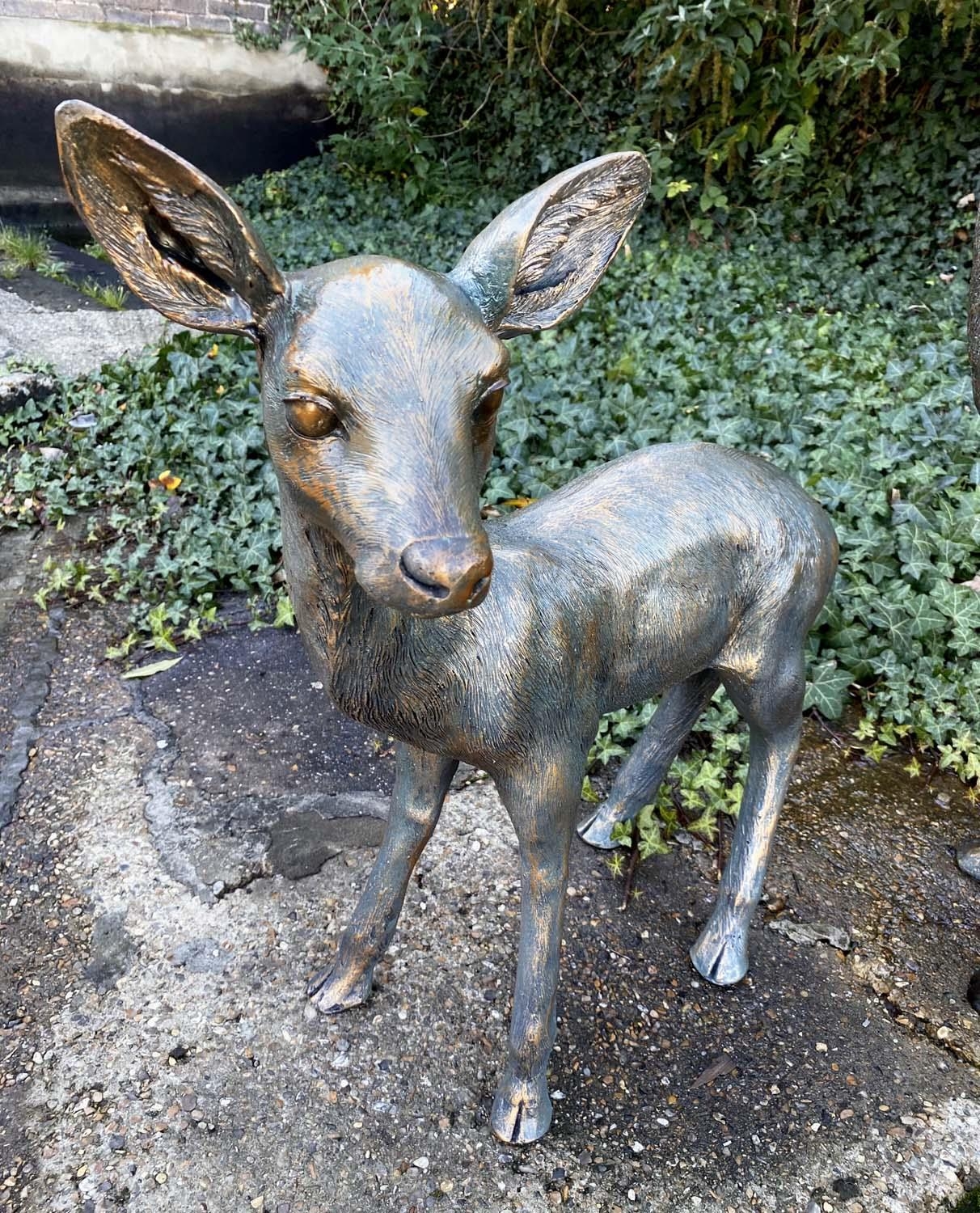CONTEMPORARY SCHOOL SCULPTURAL STUDIES, a set of two, depicting a Doe and Fawn, resin, in a - Image 3 of 5