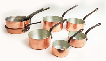 BATTERIE DE CUISINE, a set of eleven copper pans, graduated, including a frying pan. (11)