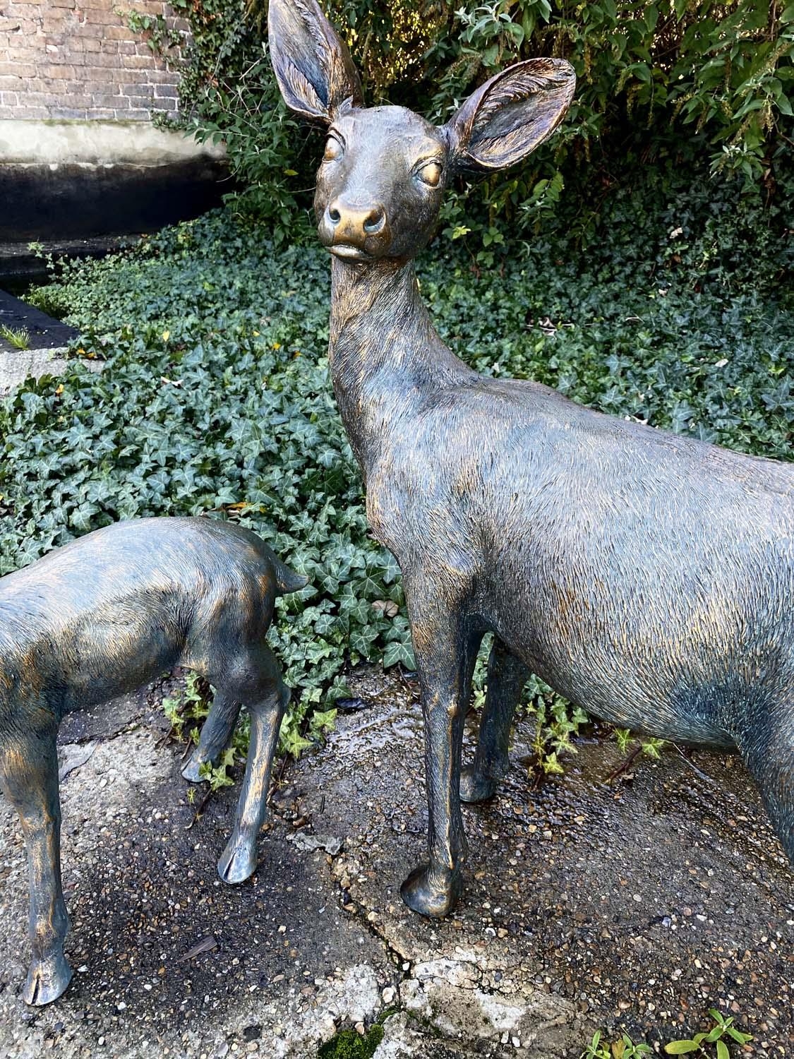 CONTEMPORARY SCHOOL SCULPTURAL STUDIES, a set of two, depicting a Doe and Fawn, resin, in a - Image 4 of 5